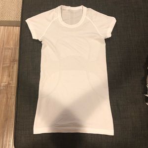 LuluLemon shortsleeved tech shirt. White. Sz 4
